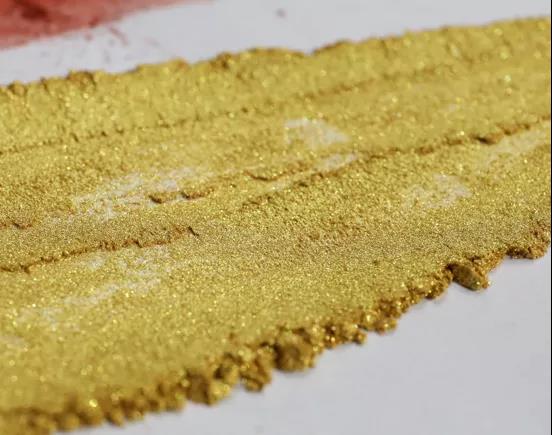 Gold pearlescent pigments