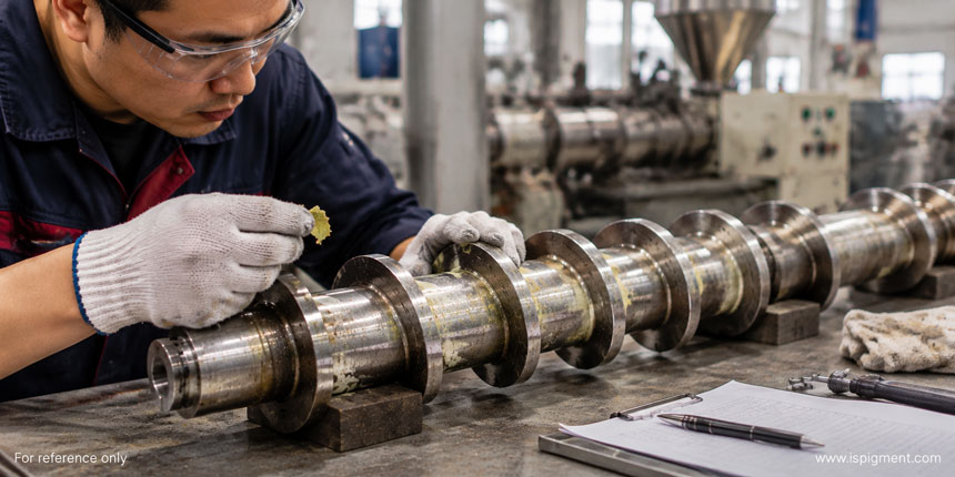 technician-inspecting-extrusion-screw-residue