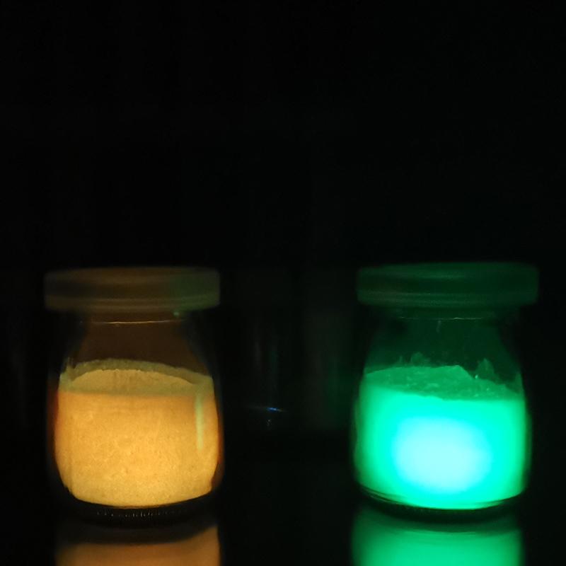 pigmento luminoso en botella de vidrio