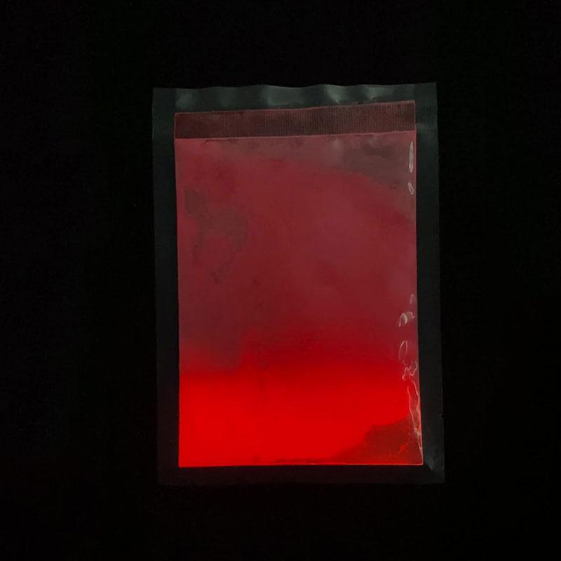 Polvo de pigmento rojo que brilla en la oscuridad