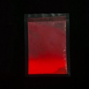Polvo de pigmento rojo que brilla en la oscuridad
