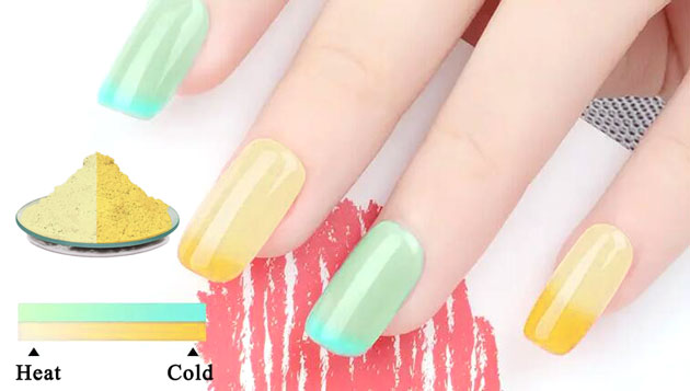 El polvo termocrómico crea esmalte de uñas con cambio de temperatura.
